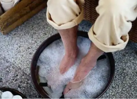 洗脚水里撒一把盐，坚持用淡盐水洗脚，能当你改善三个问题（洗脚水放盐有什么好处可以止痒吗女生）