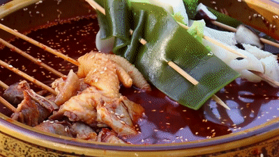 钵钵鸡，装进了青、白、黄各色菜，糅合了麻、辣、咸诸般味（钵钵鸡的调料配方）