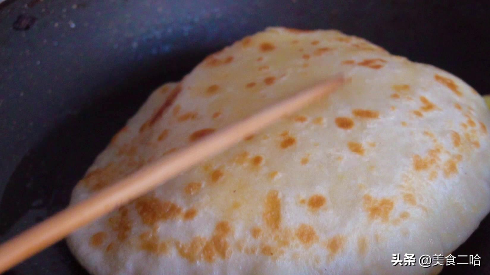 鸡蛋灌饼鼓泡的秘诀都在这，1包1擀，蓬松又柔软，想失败都难（鸡蛋灌饼怎么鼓包的做法）