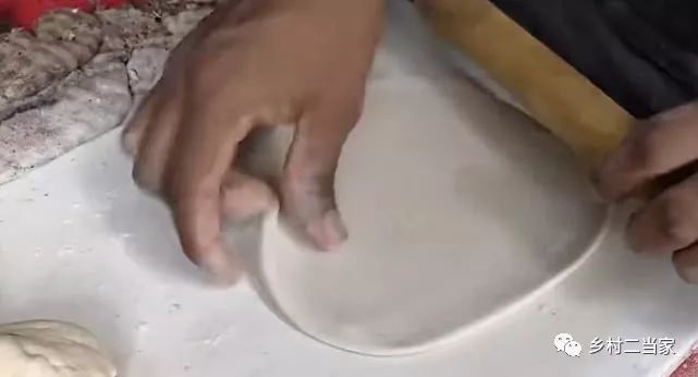 没想到印度街头出现了鸡蛋灌饼！制作有模有样，灌法给满分（小度小度鸡蛋灌饼的做法）