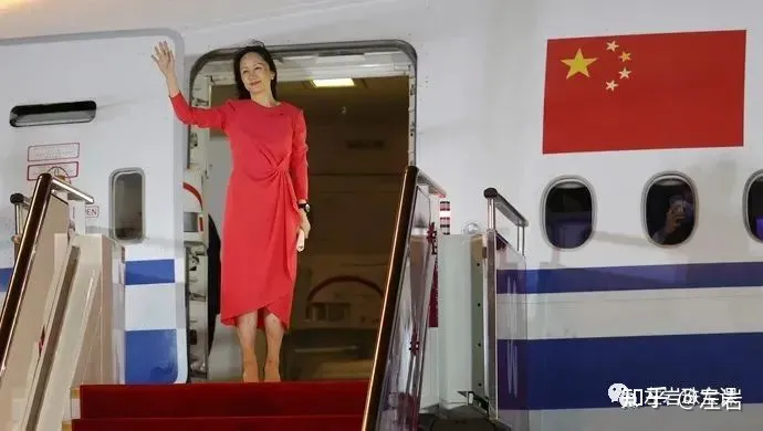 左岩：“破茧成蝶”孟晚舟，回国后首次公开露面，近10万蝴蝶胸针增添优雅自信本色！-孟晚舟左脚腕戴的是什么