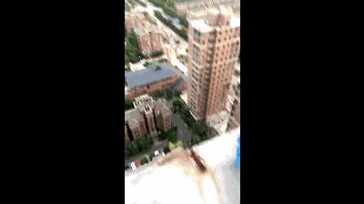4岁小姐弟被妈妈绑着跳楼！活着也许不容易，但孩子总归无辜！-小姐弟被父亲扔下楼的电影