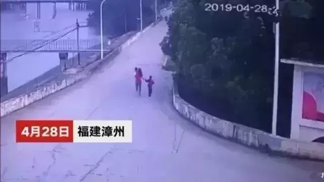 28岁妈妈携两子自杀：害死她的不是婆媳关系，而是...-母亲带着两个孩子从24楼跳下