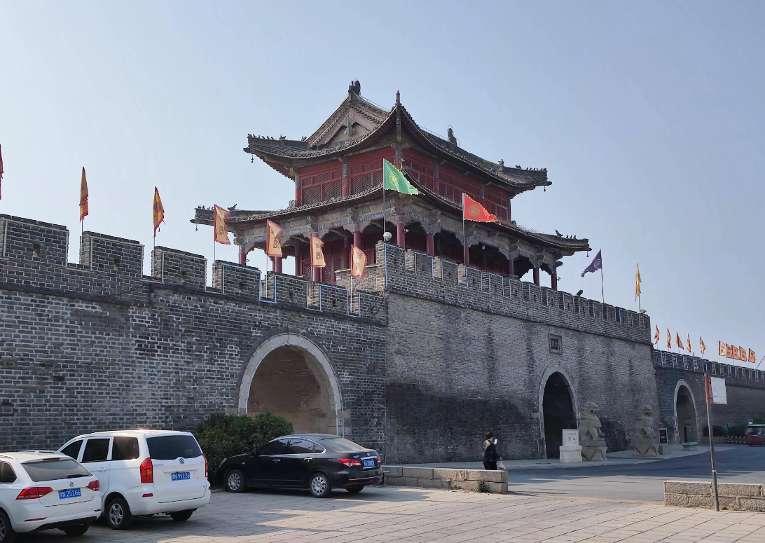 河南商丘古城骆驼被多人持棍打致屈膝求饶？回应：事发古城外（河南骆驼湾）