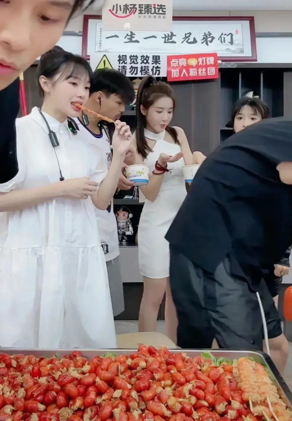 “挖呀挖”黄老师现身小杨哥直播间，颜值挺高恐转行当主播赚大钱-小杨老师的搞笑片