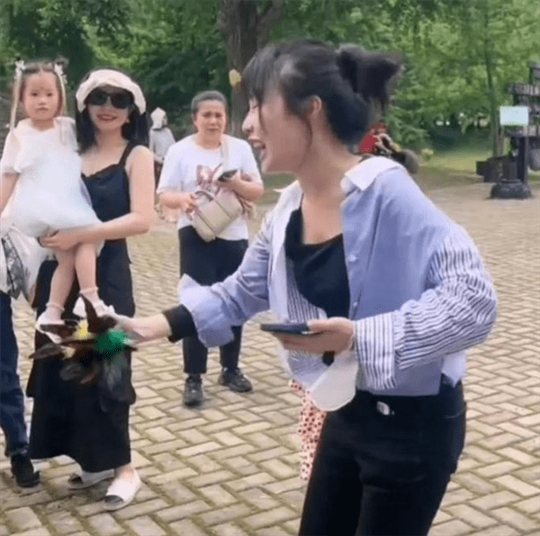 “挖呀挖”黄老师开始转型：素颜遭吐槽 “丑”局长解围-黄老师什么意思