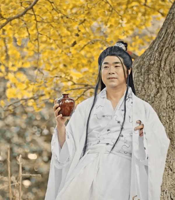 “挖呀挖”黄老师开始转型：素颜遭吐槽 “丑”局长解围-黄老师什么意思