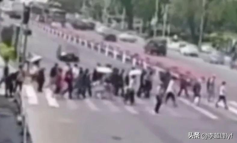大连宝马车主，报复社会撞死5人8人受伤，如今终于被执行死刑！（大连宝马撞人视频在线）