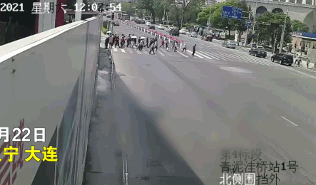 大连理发师开宝马撞人致5死案 宣判死刑（大连理发师驾车撞人案）