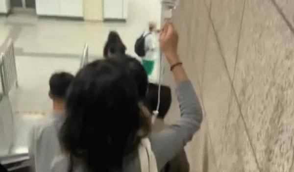 “举吊瓶赶地铁”，来沪女孩被指传播病毒？本人再发声（上海女子地铁当众辱骂）