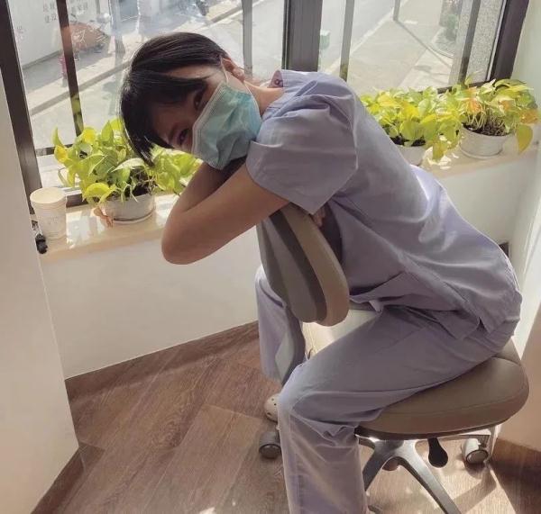“举吊瓶赶地铁”，来沪女孩被指传播病毒？本人再发声（上海女子地铁当众辱骂）