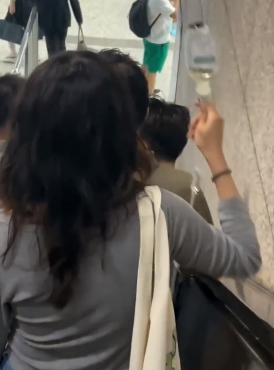 事发上海地铁！“女生深夜举吊瓶赶地铁”引全网关心，有人指出：很危险！本人发声（上海地铁美女亲吻）
