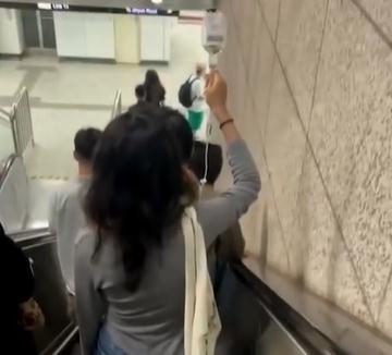 上海一女子边赶地铁边输液，网友：别学，有风险！（上海地铁打耳光事件真相是真的吗）