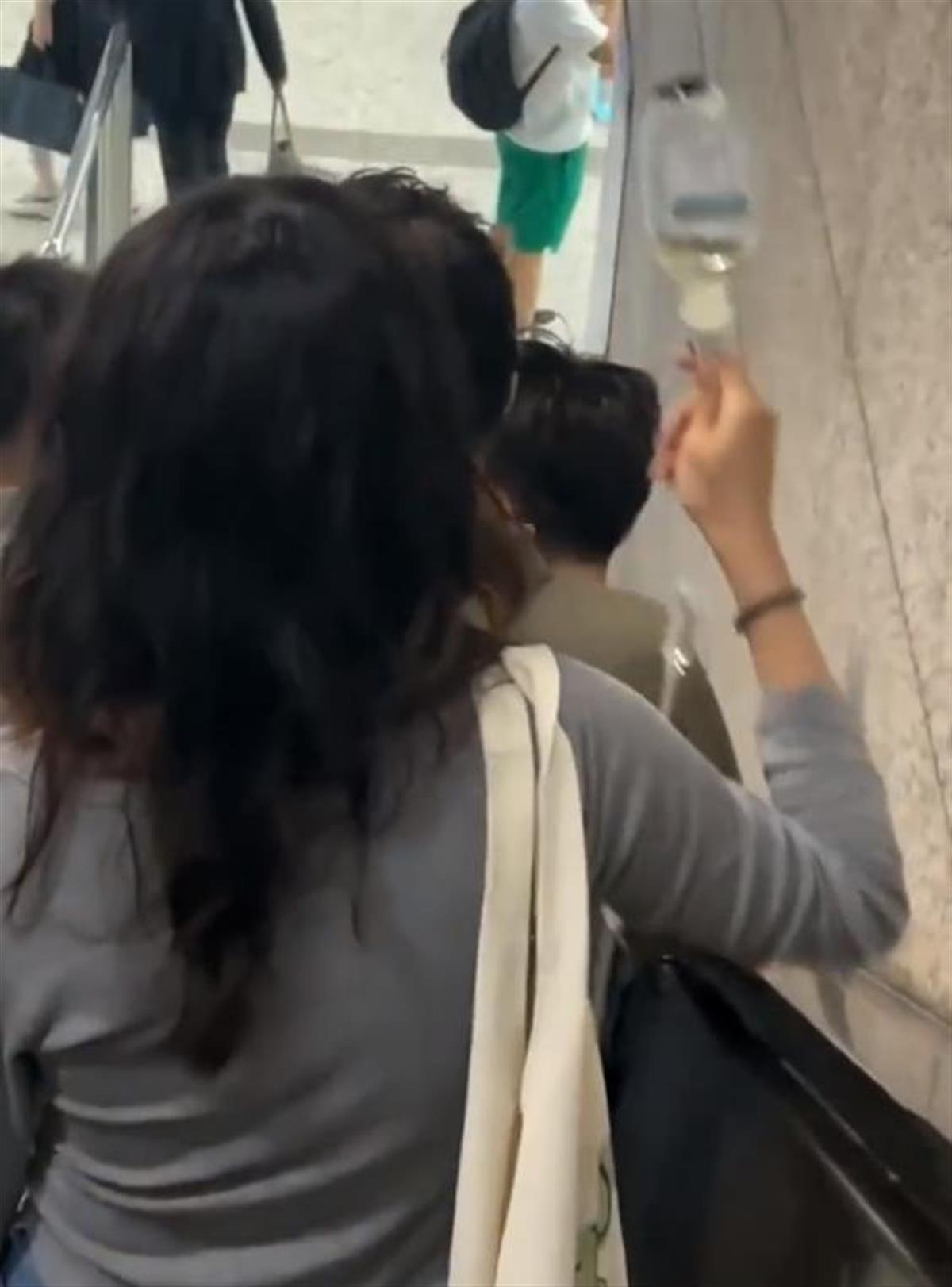 “女生深夜举吊瓶赶地铁”引全网唏嘘，别把奋斗看得那么悲伤（女生晚上输液手背真实照片）