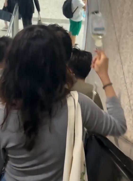 上海地铁里，“女生深夜举吊瓶赶地铁”引全网关心，本人发声（上海地铁两女子互殴原因）