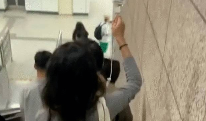 上海一女生举吊瓶赶地铁被指“放毒”？本人回应（上海女地铁吵架事件视频）