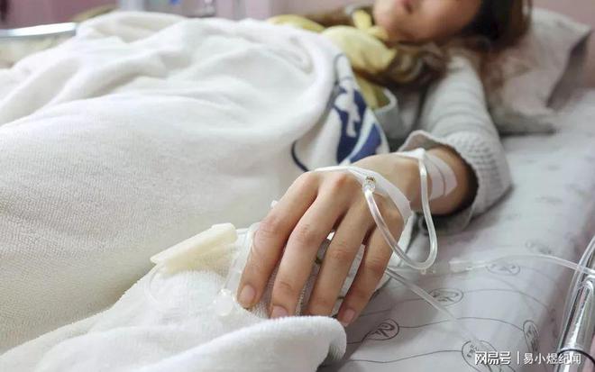 深夜举吊瓶赶地铁的女生发声：不想浪费钱打车，也不想浪费药水（女性尿急憋不住尿裤子）