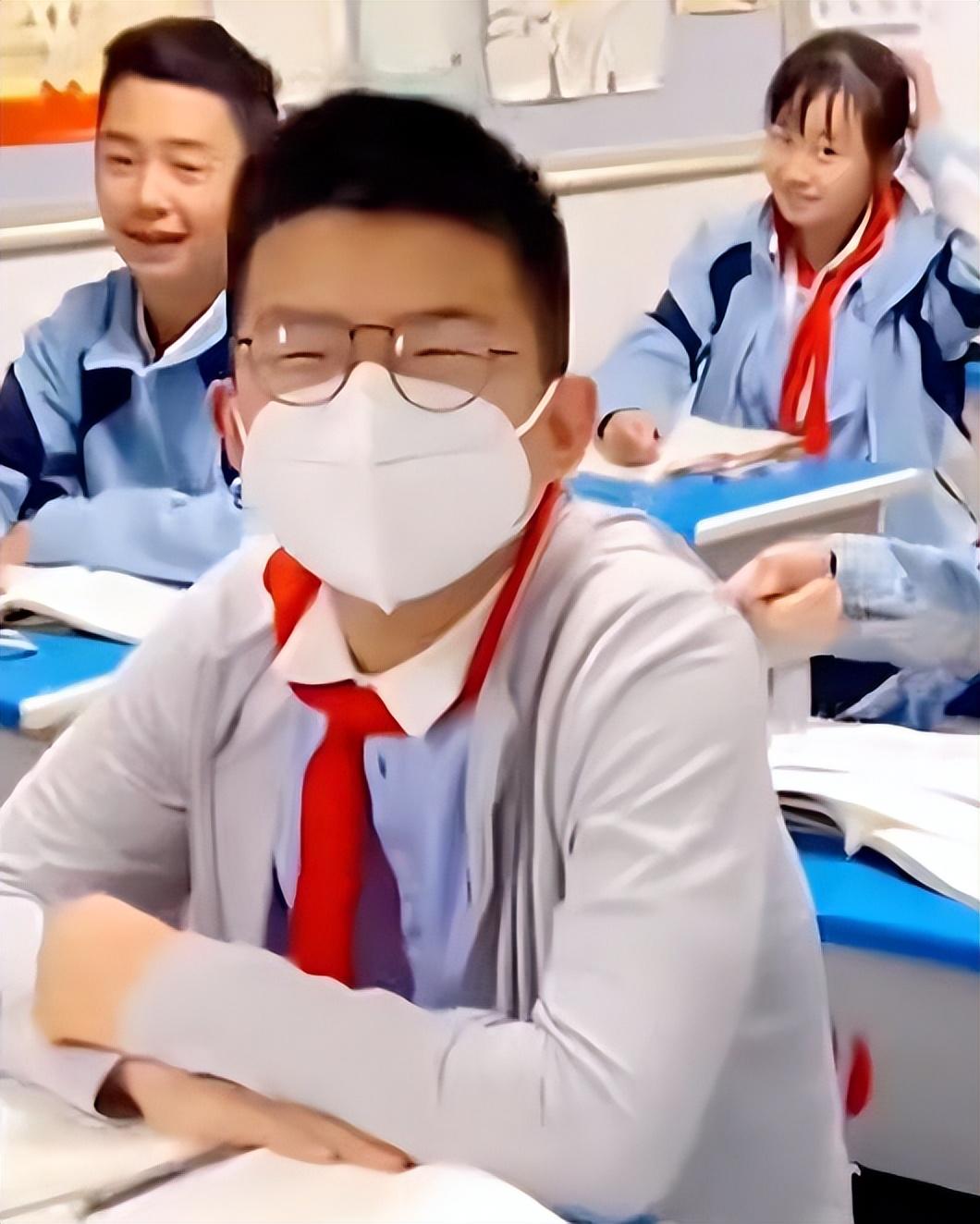 老师意外发现13岁学生已是公司老板，校方回应：非企业法人（当老师发现学生成为老师）