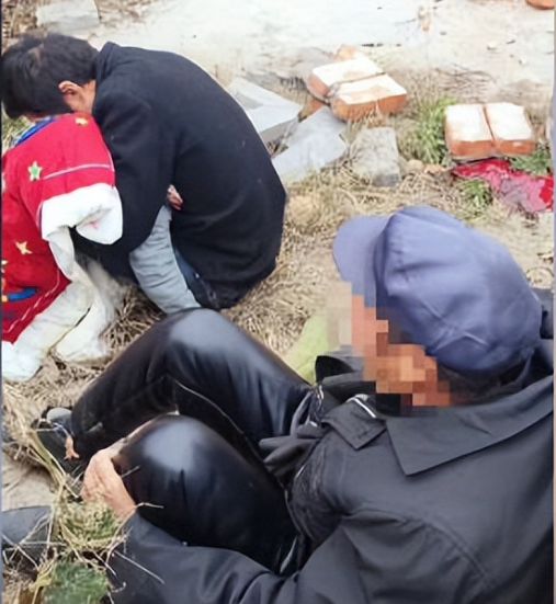 6岁娃意外死亡父亲收3万签谅解书，母亲称不知情要起诉墙柱主人-6岁女孩死了