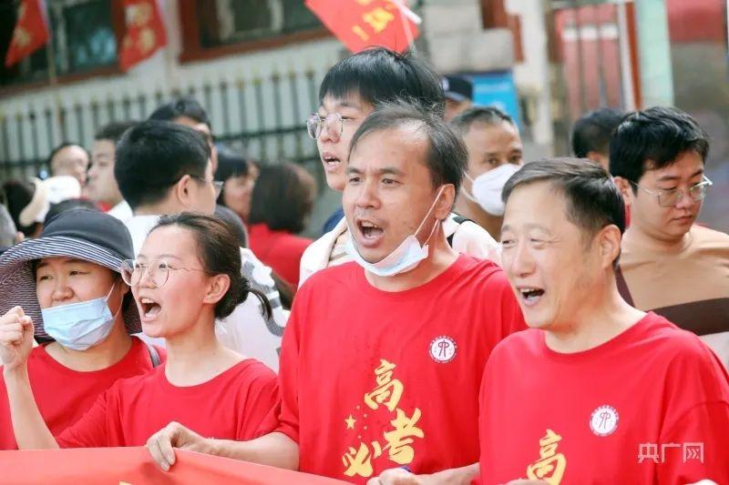 第一个飞奔出考场的考生说了啥？直击高考首日名场面-2018年第一个飞奔出考场的人