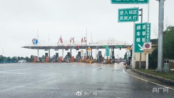 河南南阳上百台收割机无法下高速？官方：相关问题已初步解决-收割机高速免费政策