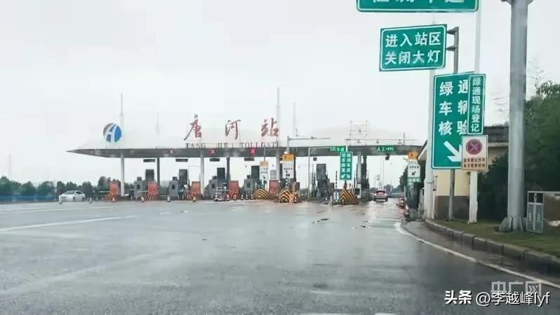 上百台收割机无法下高速？官方回应，网友：麦子发芽烂地里了！-2020年收割机可以上高速吗