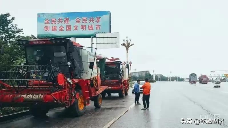 上百台收割机无法下高速？官方回应，网友：麦子发芽烂地里了！-2020年收割机可以上高速吗