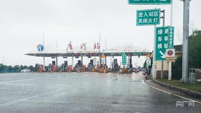 上百台收割机无法下高速，当地回应-收割机不让上高速怎么回事