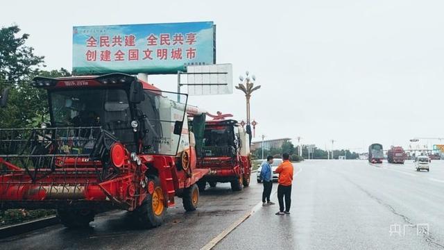 上百台收割机无法下高速，当地回应-收割机不让上高速怎么回事