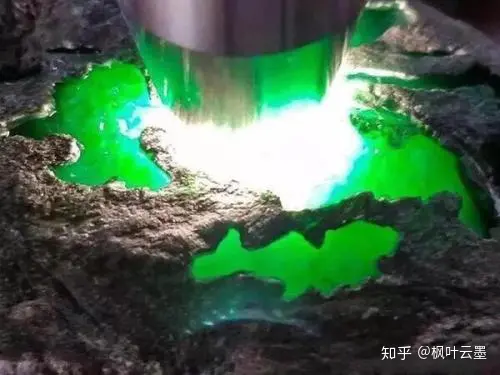 4招教你怎么鉴定翡翠原石！！！-如何鉴别翡翠原石真假