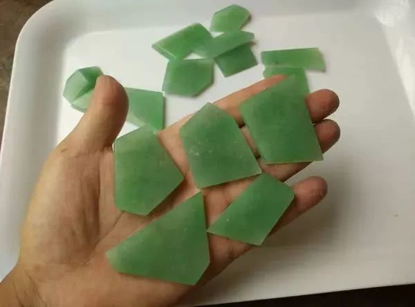 600买的翡翠原石，切出一堆苹果绿挂件，戴不完！-翡翠苹果绿是什么颜色
