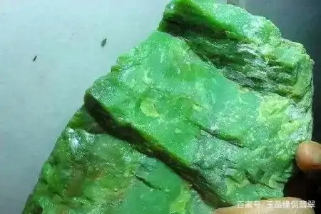 翡翠原石，不同的皮壳是怎么来的-翡翠原石石皮