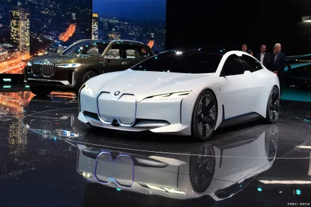 158亿的“宝马牌”冰淇淋，宝马股价暴跌，电动化转型危机来了？（2020宝马北区冰雪试驾）