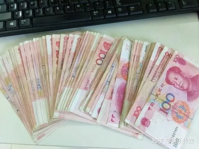 有人把钱换成现金存起来，既不存银行也不花掉，对于社会来说是好事还是坏事？-把钱拿来