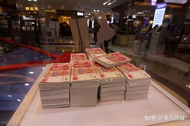 有人把钱换成现金存起来，既不存银行也不花掉，对于社会来说是好事还是坏事？-把钱拿来