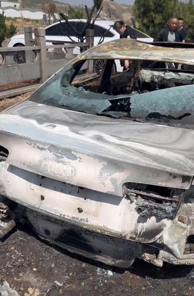 车主上坟时将奥迪停墓地旁被烧毁，目击者：烧得只剩骨架了，无人受伤（火烧奥迪司机）