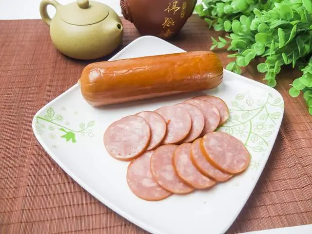 街边2元一根的烤肠，到底能不能给孩子吃？（2块钱一根的烤肠）
