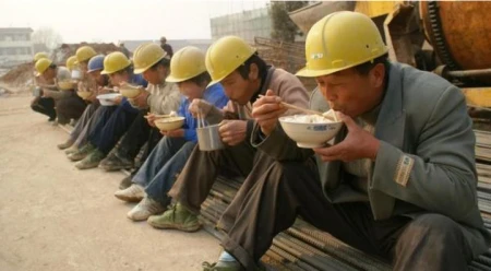 农民工每天3、4百，月薪收入过万，一年数十万为什么不够花？-农民工一天挣多少钱