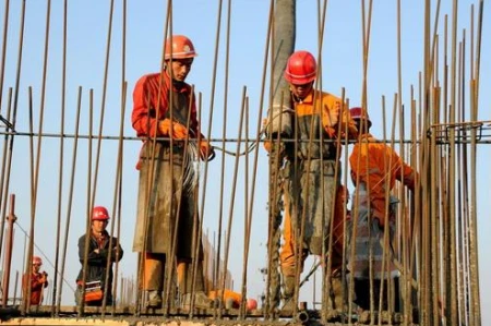 农民工每天3、4百，月薪收入过万，一年数十万为什么不够花？-农民工一天挣多少钱