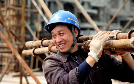 农民工每天3、4百，月薪收入过万，一年数十万为什么不够花？-农民工一天挣多少钱