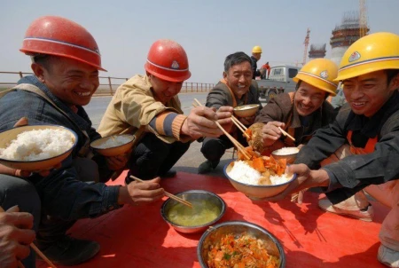 农民工每天3、4百，月薪收入过万，一年数十万为什么不够花？-农民工一天挣多少钱