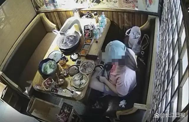 女子吃自助餐偷打包:补交约4万5 有三文鱼北极贝、法式鹅肝等-自助餐偷打包被曝光