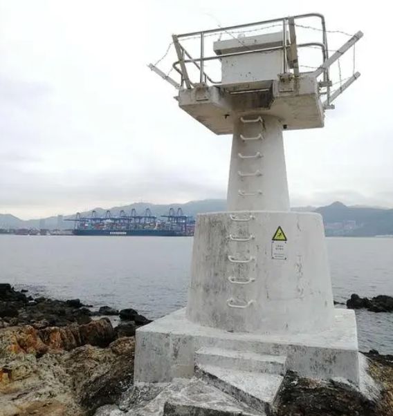女子为拍照被卷入海中不幸身亡，年仅43岁（女子为拍照被卷入海中身亡）