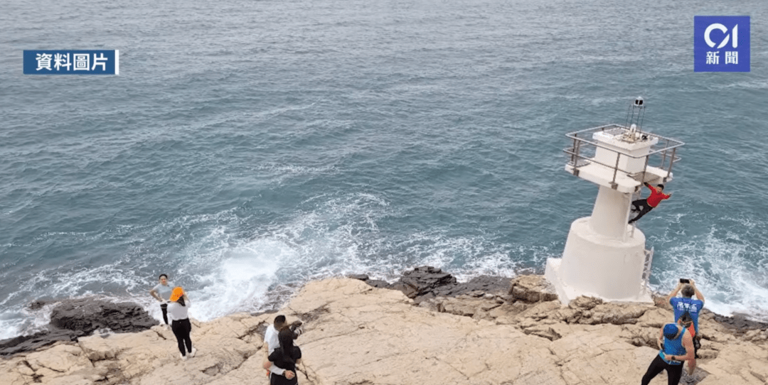 痛心！女子拍照被大浪卷入海中，不幸身亡（人被海浪卷走视频）
