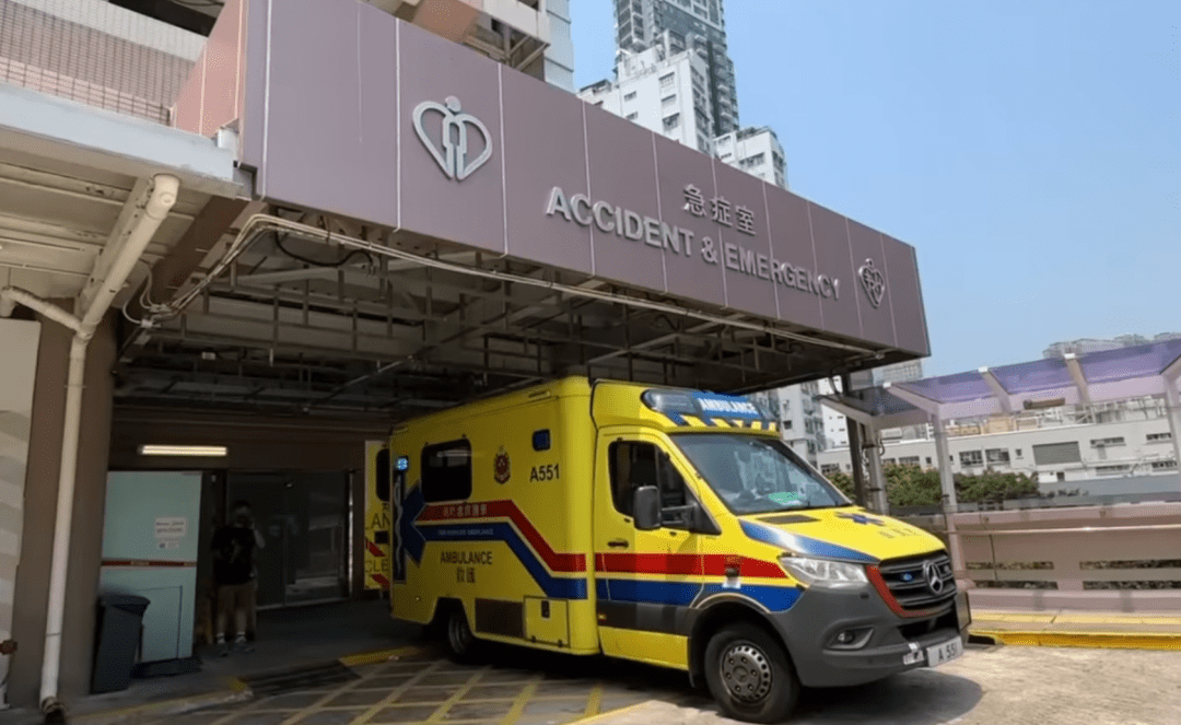 痛心！女子拍照被大浪卷入海中，不幸身亡（人被海浪卷走视频）