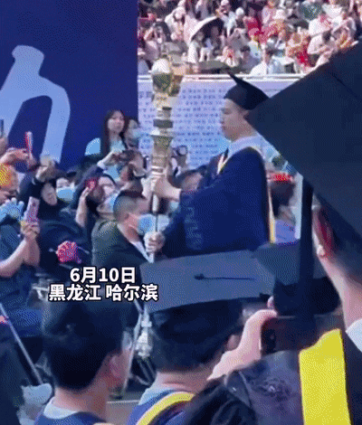 高校毕业典礼名场面：边吃席边毕业，“卧龙凤雏”爆火！（幼儿园毕业典礼食物图片）