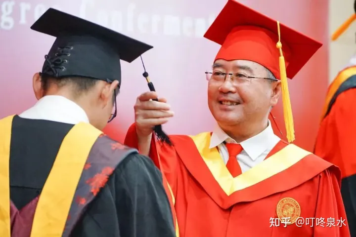 老师拨穗时男生直接亲上去 这是咋情况？（拔穗是干啥）