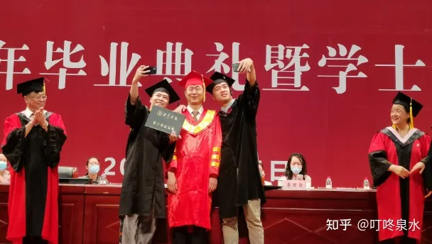 老师拨穗时男生直接亲上去 这是咋情况？（拔穗是干啥）