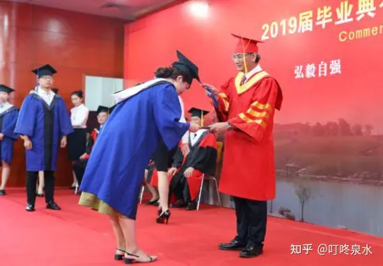 老师拨穗时男生直接亲上去 这是咋情况？（拔穗是干啥）