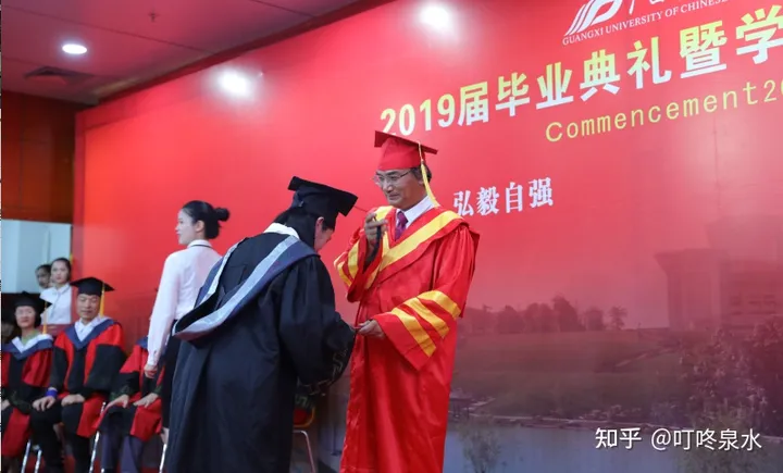 老师拨穗时男生直接亲上去 这是咋情况？（拔穗是干啥）